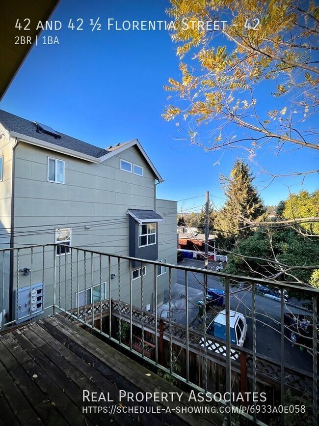 Building Photo - Charming Upper Duplex