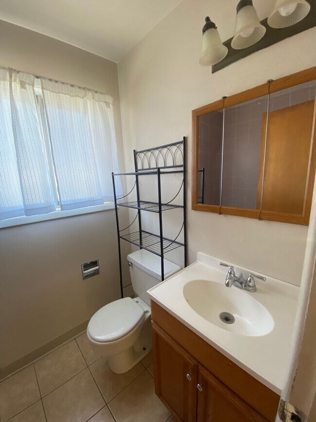 Foto del edificio - 2 Bed 1 Bath duplex with water, sewer and ...