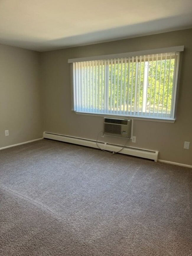 Building Photo - Charming 2 bedroom/1 bathroom apartment ne...