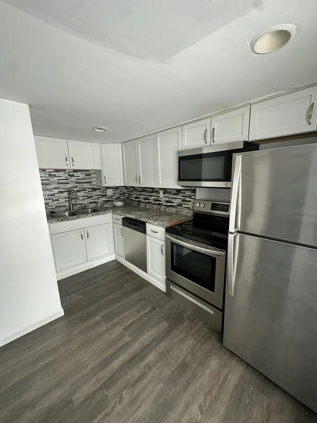 Building Photo - 6050 Delaware Dr