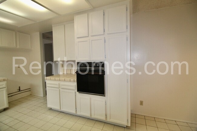 Building Photo - 13845 Davenport Ave