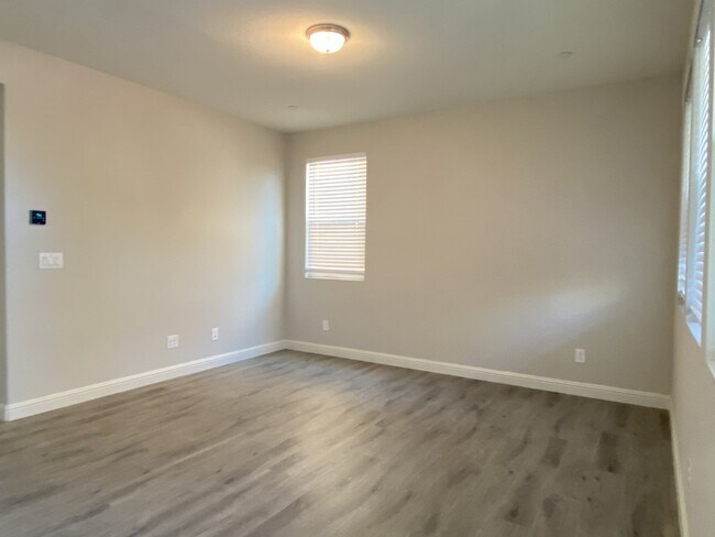 Foto del edificio - 220 Uccello Way