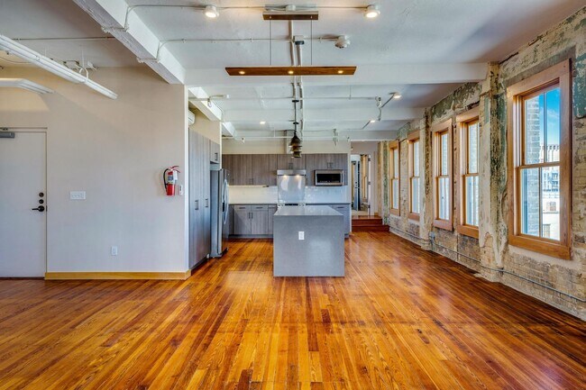 Foto del edificio - LUXURY   CONDOS IN THE HEART OF ALAMO CITY