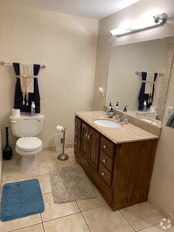 Building Photo - 9939 Summit View Dr
