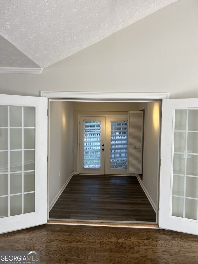 Building Photo - 210 Valley View