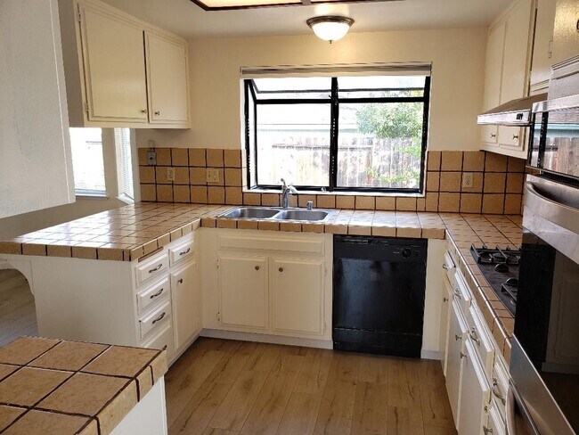 Foto del edificio - 4 Bed 3 Bath Sinlge Family Home In Concord...