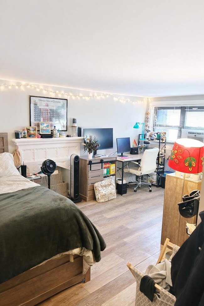 Building Photo - 924 W Newport Ave