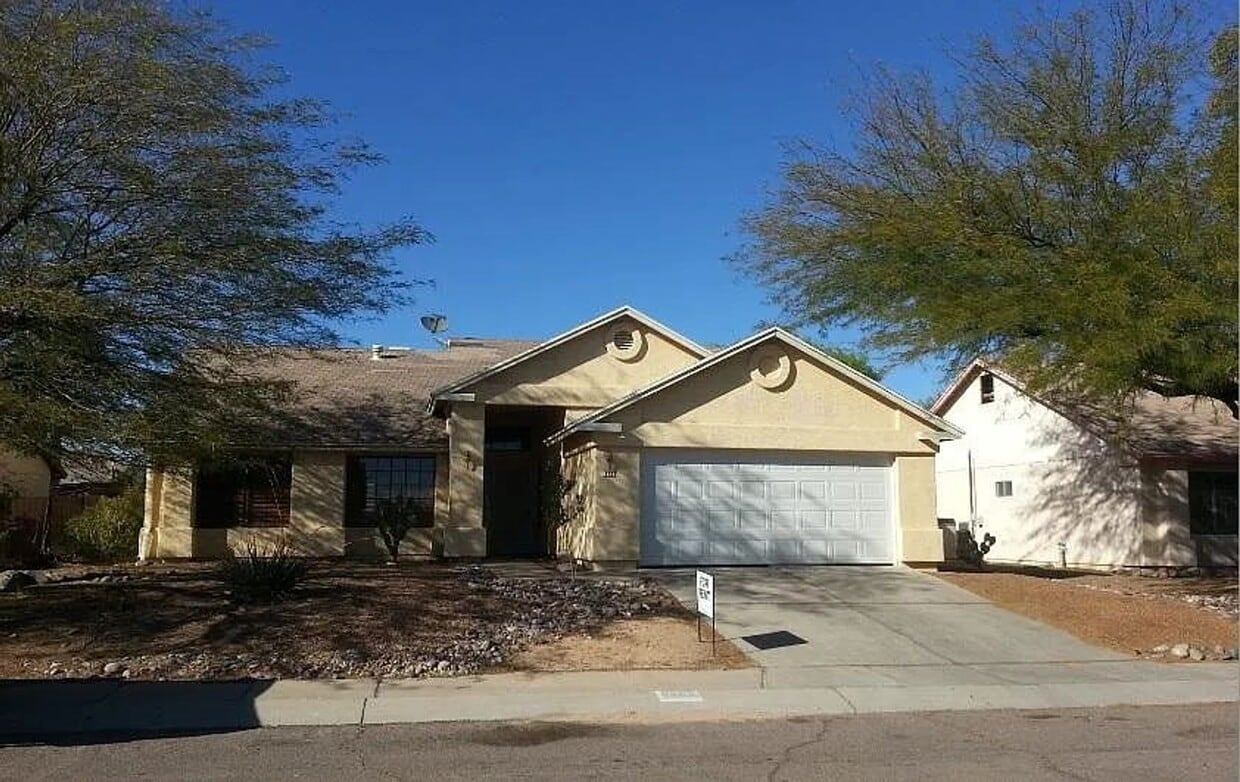 Primary Photo - 2784 W Camino Ebano