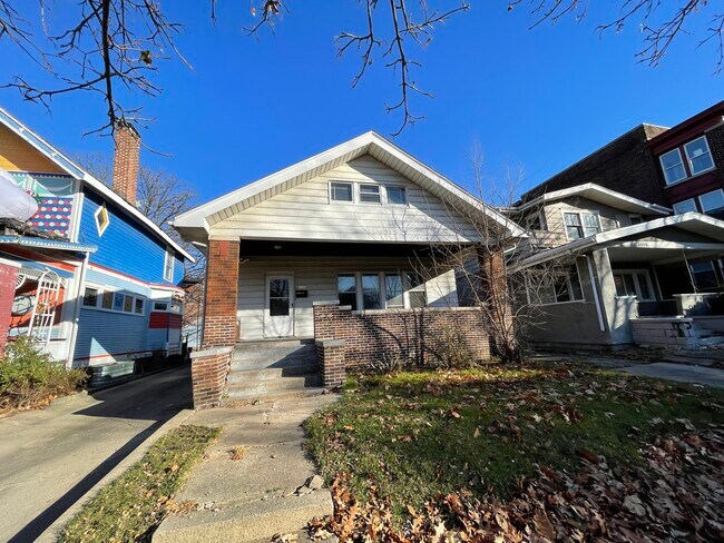 Building Photo - 1112 N University St