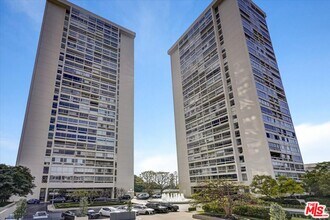 Building Photo - 2220 Ave of the Stars