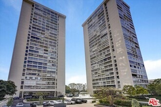 Building Photo - 2220 Ave of the Stars