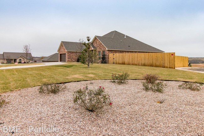 Building Photo - 4 br, 2 bath House - 1308 Montcrest