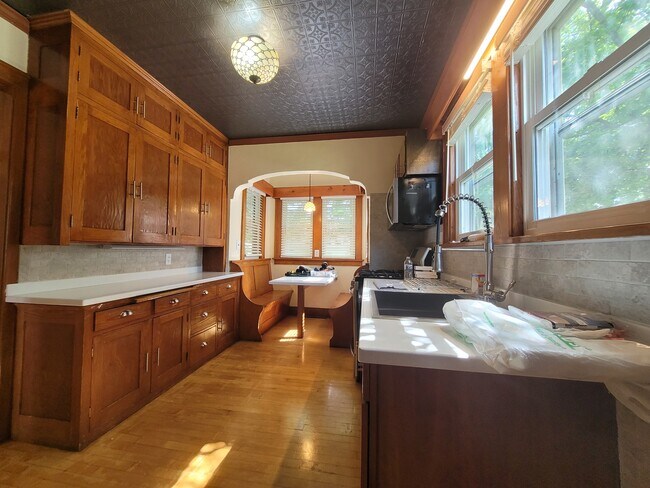 Foto del edificio - 429 W Cedar St