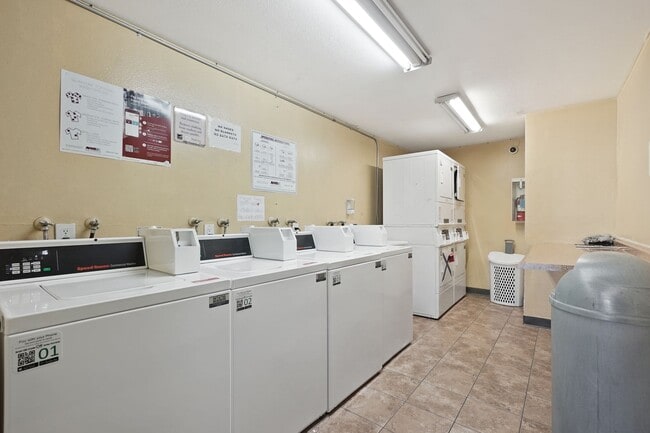 Foto del edificio - Updated 1BD/1BA Apartment in well maintain...