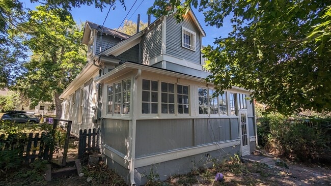 Building Photo - SUPER CUTE VINTAGE 2-STORY HOME IN BERKELE...