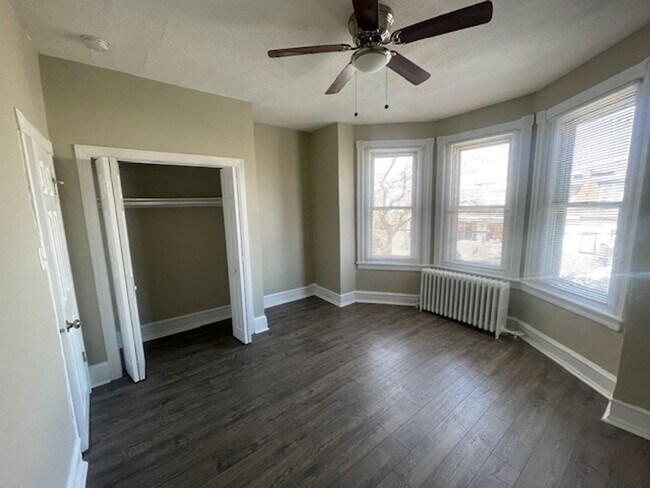 Foto del edificio - Bright and Spacious 3-Bedroom Home in West...