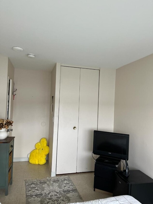 Primary Photo - 427 Border St