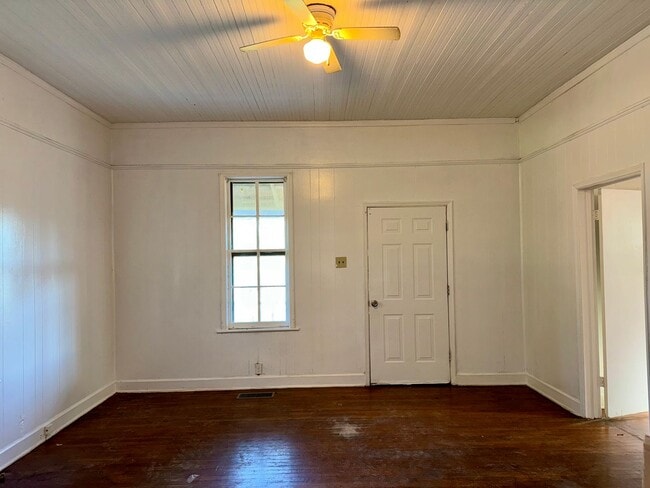 Foto del edificio - Complete New Central Hvac in this 2 Bed/1 Bath Historic Home!