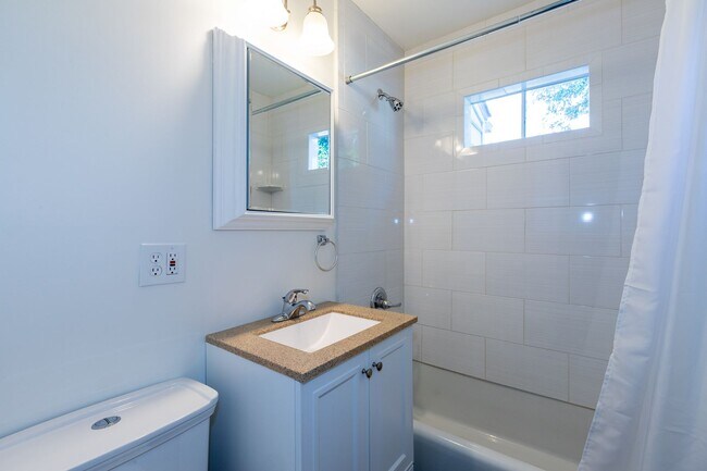 Foto del edificio - Beautiful Brookside duplex unit - NO PETS