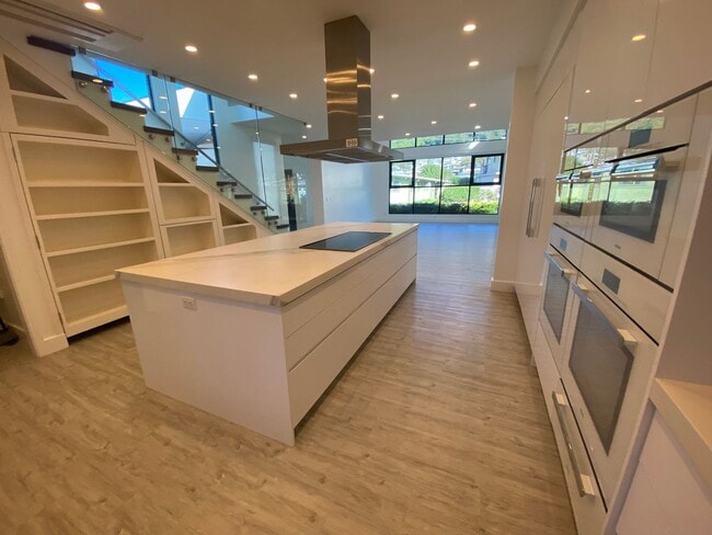 Building Photo - Manoa 5 Bedroom, 3.5 Bathroom, 2-Car Garag...