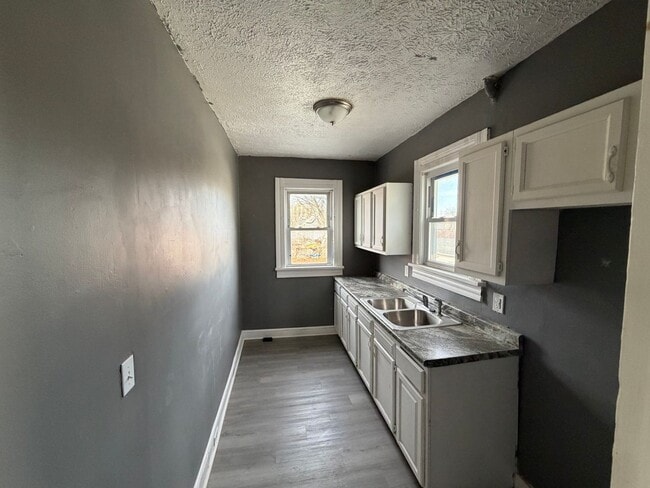 Building Photo - 316 W 10th St