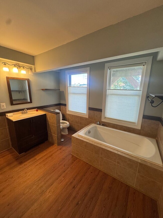 Building Photo - Spacious 4 Bed / 3 Bath Townhome in the He...