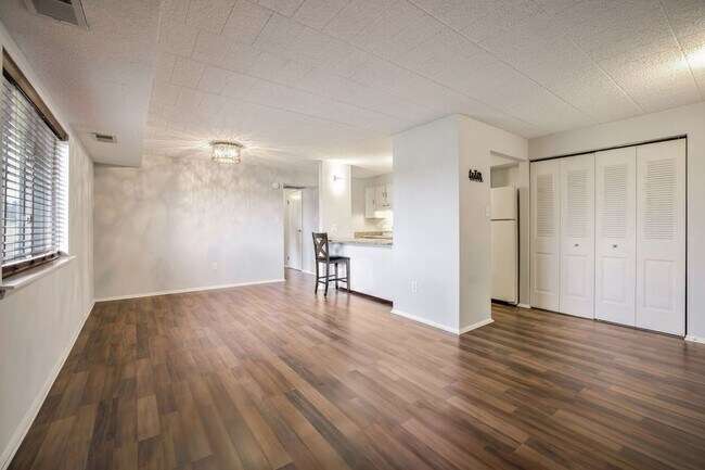 Foto del edificio - 997-C HEATHER RIDGE DR, 3C