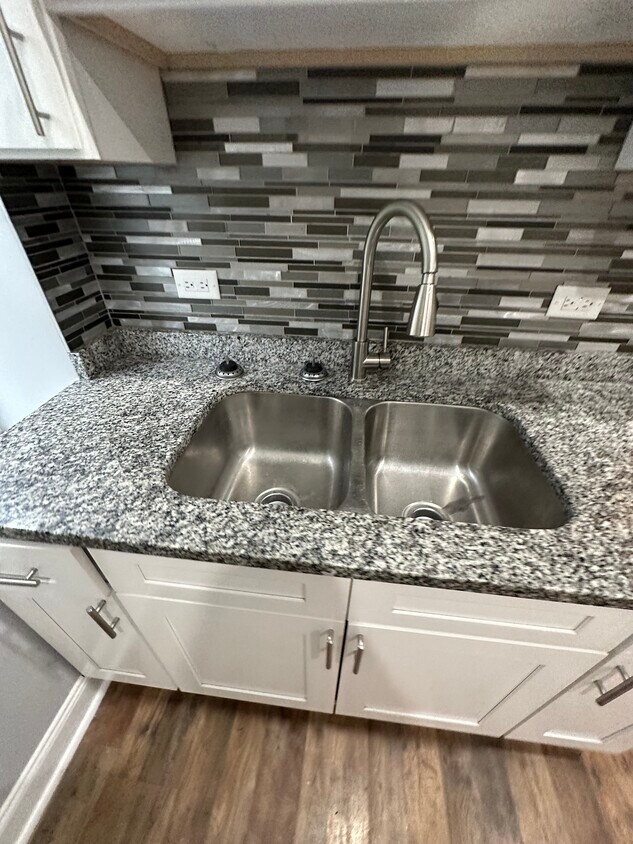 Foto principal - 10747 S Michigan Ave