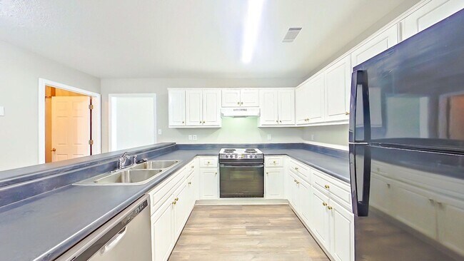 Building Photo - Beautiful 3 Bedroom Ranch