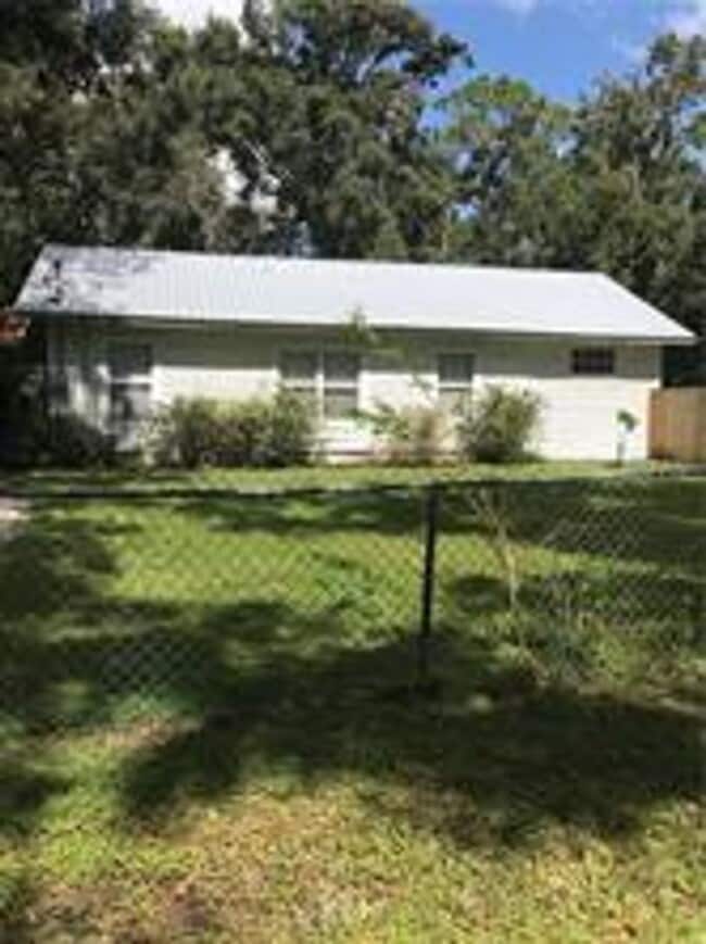 Building Photo - Country living charmer!