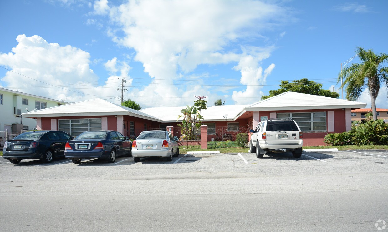 Building Photo - 1751 NE 56th St