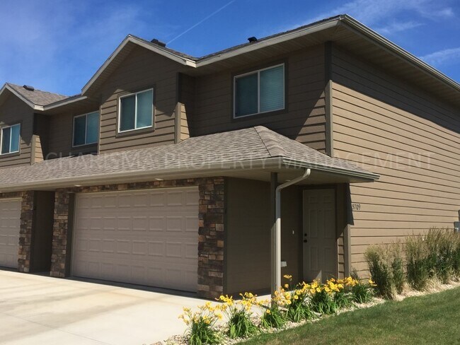 Foto del edificio - SPACIOUS 3 BEDROOM TOWNHOME!!