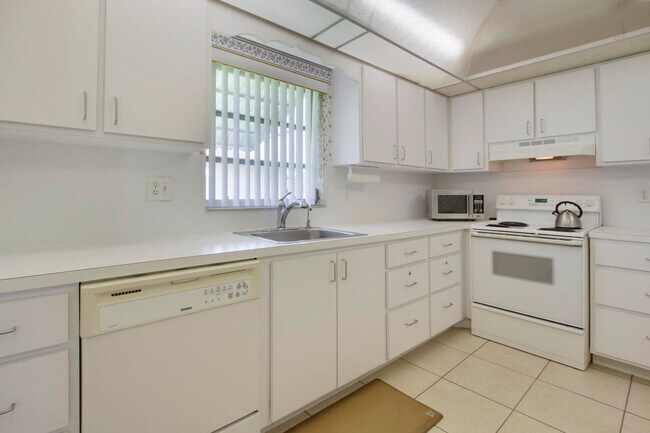 Building Photo - 13128 Vía Vesta