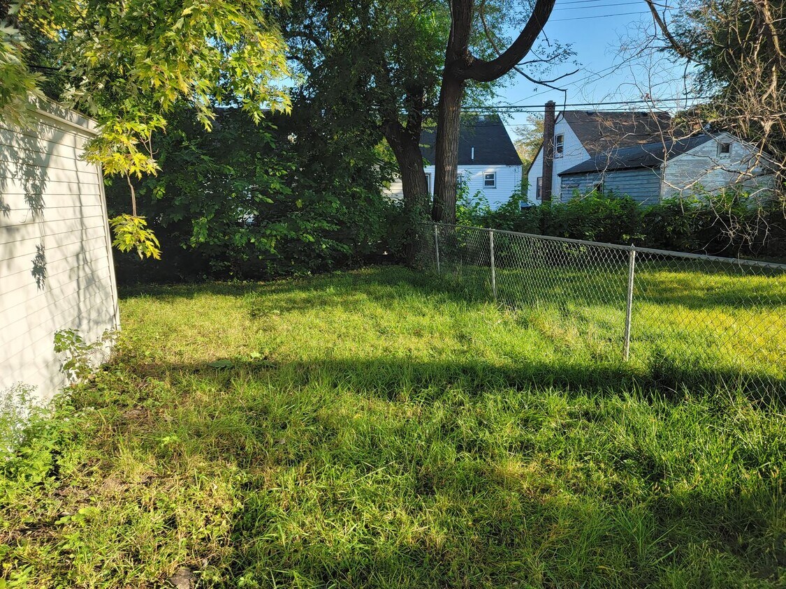 Foto del edificio - 15625 7 Mile Rd. E  2bed/1bath with baseme...