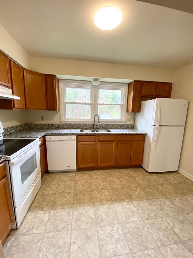 Building Photo - Two Bed Townhome in Fredericksburg