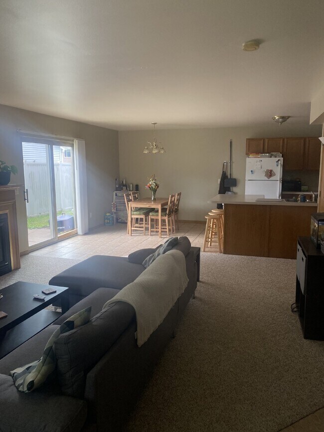 Foto del edificio - Huge 2 bed 1 bath just off Water St availa...