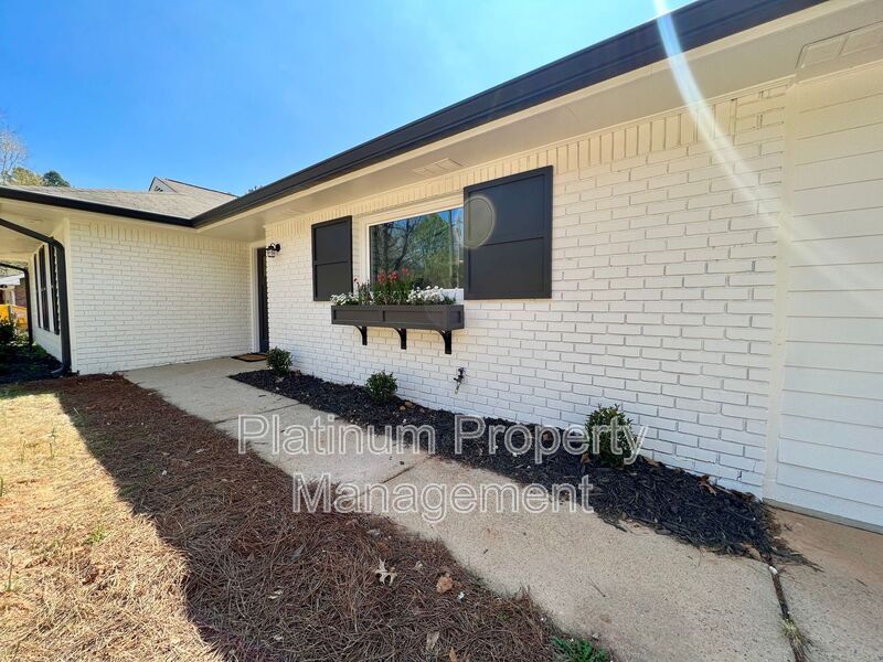 Primary Photo - 212 Fernbank St