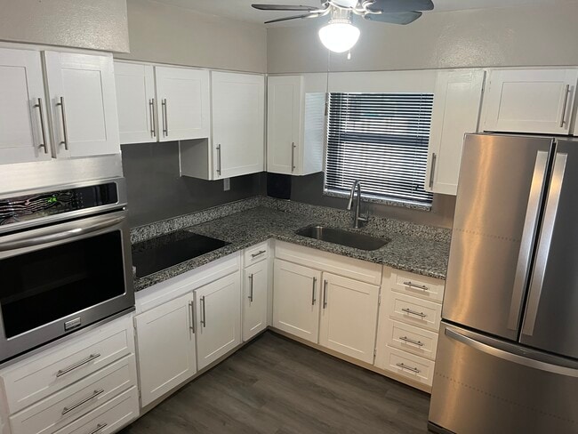 Kitchen - 1917 Ridgewood Dr