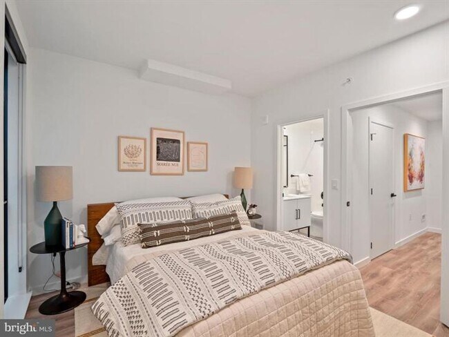 Building Photo - 2 Level Luxury Condo w/ Garage - Eckington...