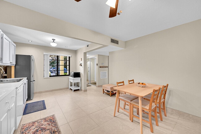 Building Photo - 138 S Cypress Rd