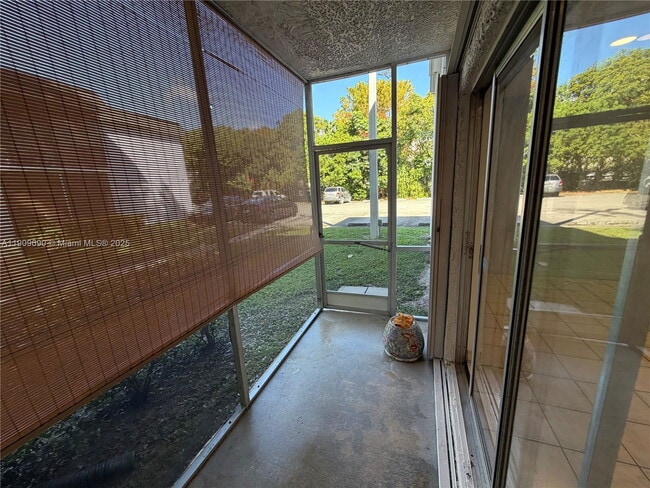 Foto del edificio - 10393 N Kendall Dr