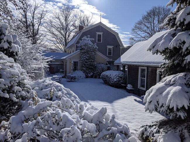Foto del edificio - 390 Glen Farm Rd