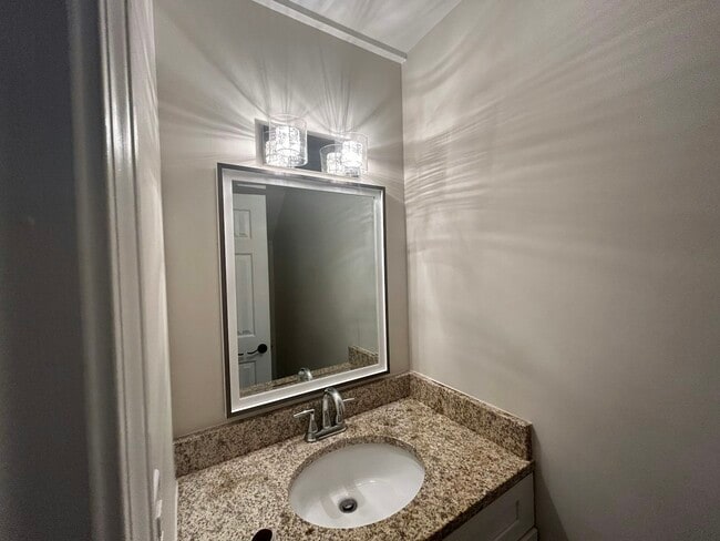 Building Photo - 1242 Labrosse St