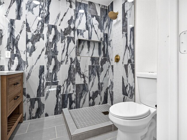 Foto del edificio - 7202 Lakeshore Dr