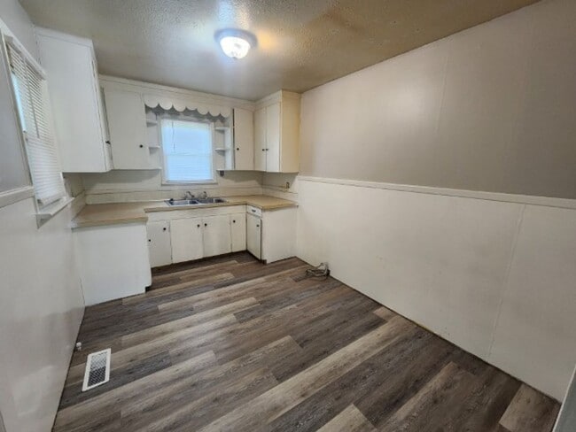 Building Photo - 1805 W 35th St