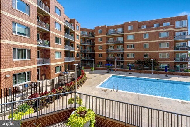 Foto del edificio - 8191 Strawberry Ln