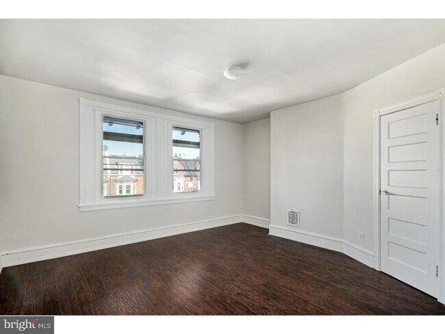 Building Photo - 4922 Cedar Ave