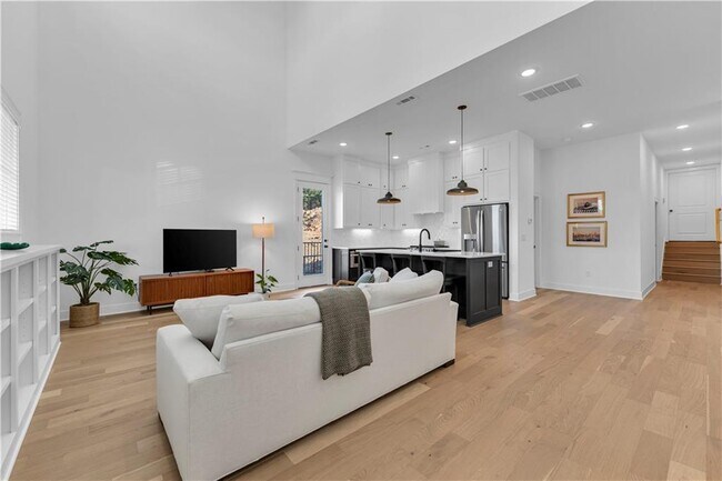 Building Photo - 2047 E Little Crew Dr