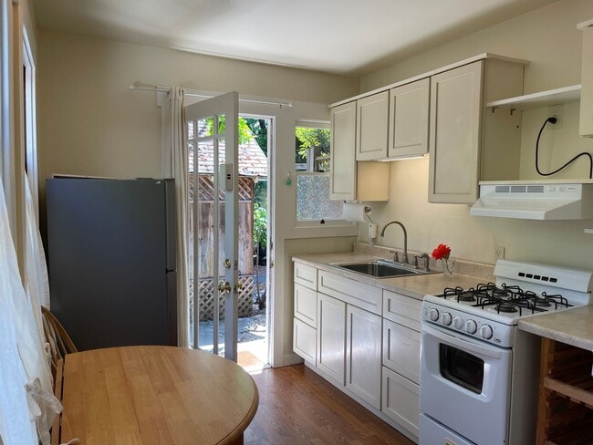 Building Photo - Quaint and cozy studio located near downto...