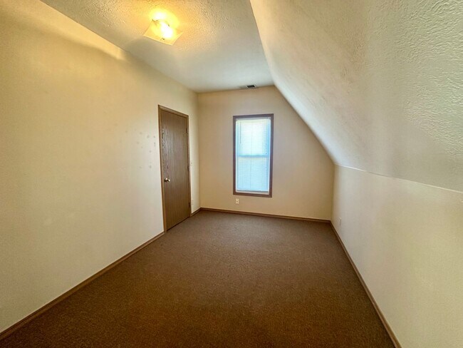 Building Photo - Peteyboy Properties LLC-437 W Jackson A &amp; B